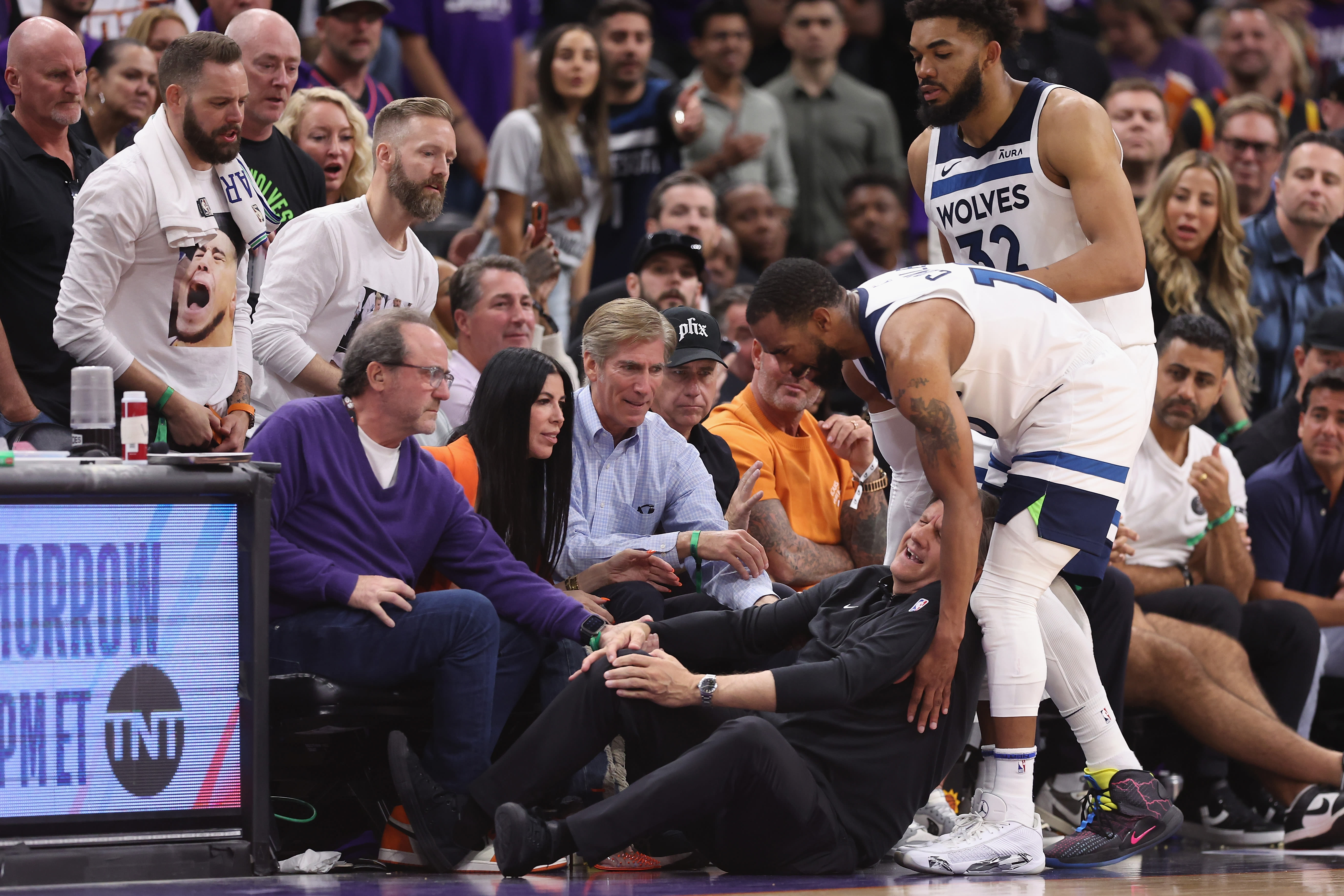 Timberwolves head coach Chris Finch plans to travel with team to Denver for Game 1 after knee surgery