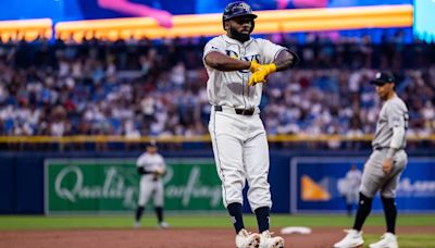 Rays hang on against Yankees on white-knuckle night