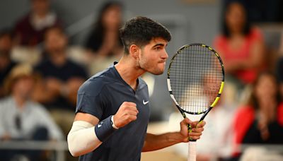 Carlos Alcaraz arrolla a J.J. Wolf en su debut en Roland Garros