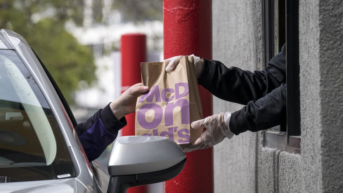 California fast food workers now earn $20 per hour. Franchisees are responding by cutting hours.