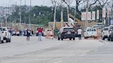 Cierran tramo de avenida Juan Tanca Marengo: varios postes cayeron sobre vehículos afuera de un plantel