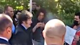 Estados Unidos | Javier Milei se acercó a manifestantes que le gritaban “fascista” y dialogó con ellos: “Dejen de defender asesinos”