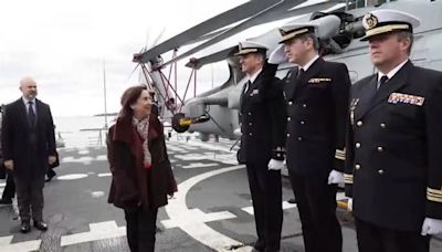 Margarita Robles mantiene un encuentro con la dotación de la Fragata y el personal desplegado en la Agrupación Naval Permanente nº1 de la OTAN