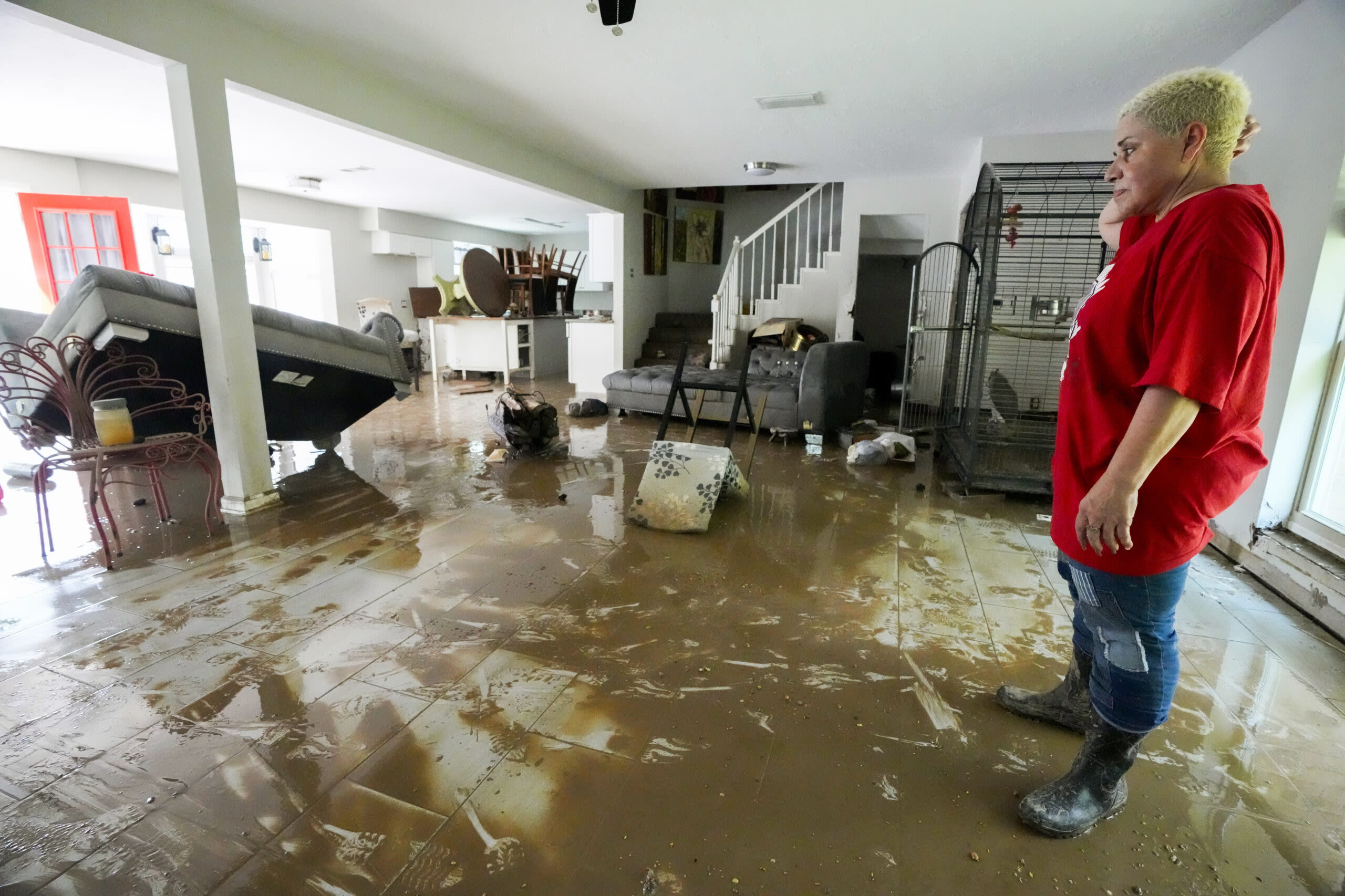 Houston Floodwaters Starts to Recede; 800 Structures Damaged