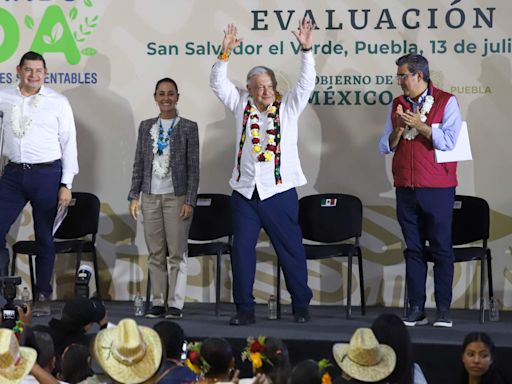 Ante unos 10 mil campesinos, se despide AMLO en Puebla; “no aspiro a ser caudillo ni cacique; me voy contento”, dice
