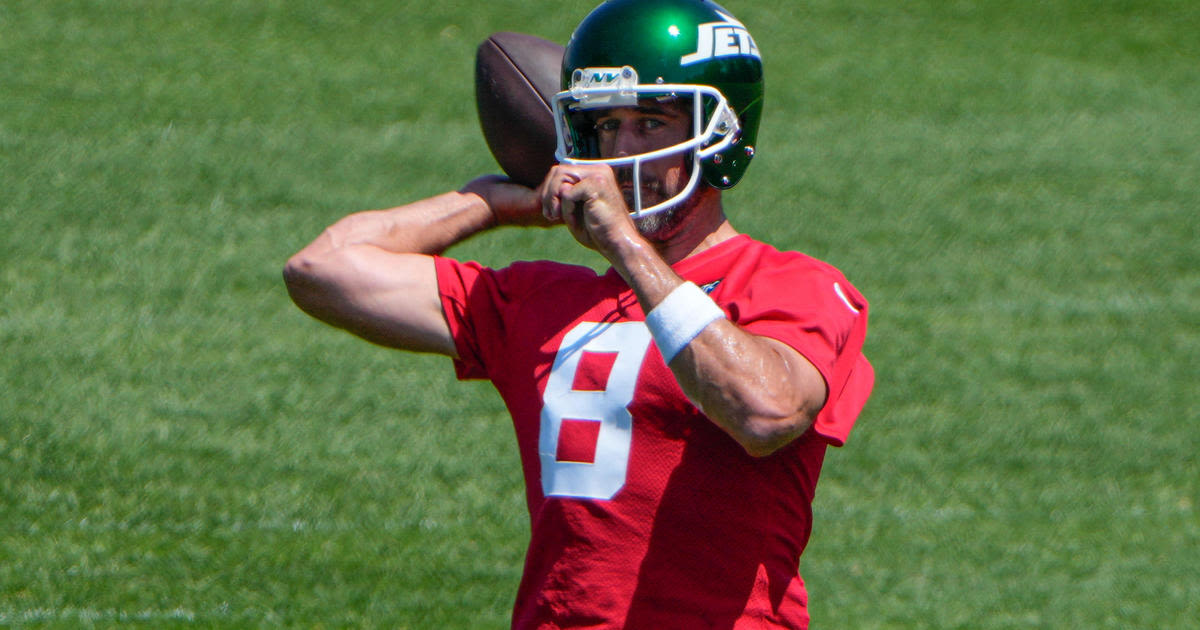 Jets' Aaron Rodgers "doing everything" at first day of OTAs
