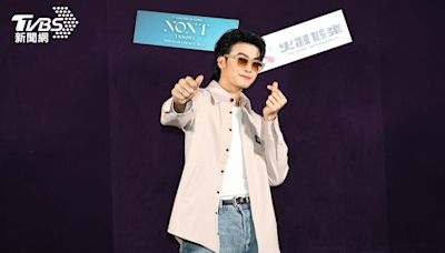 泰國樂壇小天王登台開唱 首曝長期「眼鏡」造型驚人真相