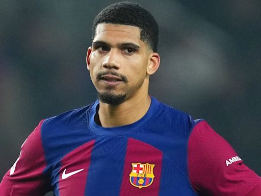 Chelsea eye massive signing as they join Bayern Munich in race to sign Ronald Araujo - but Barcelona's massive demands may put defender out of reach | Goal.com UK