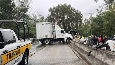 Aparatoso accidente de tráiler provoca caos vial en Insurgentes a la altura de CU en CDMX