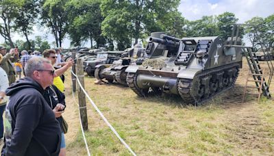 Los entusiastas del Desembarco recorren Normandía en vehículos militares de época