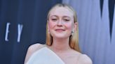 Dakota Fanning contó que Tom Cruise le da un regalo de cumpleaños desde que hicieron War of the Worlds - La Opinión