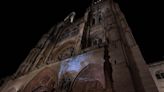 Proyectan imágenes de la 'granja del terror' sobre la fachada de la Catedral de Burgos
