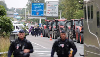 Retenciones en la AP-8 en la frontera de Irún por la protesta de los agricultores