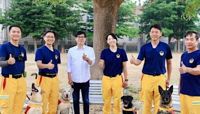 高雄市長陳其邁「國際搜救犬日」慰勉消防局搜救犬隊 致敬並讚許專業救災表現