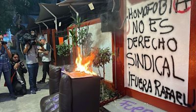 Activistas LGBT vandalizan oficinas del Sindicato del Infonavit