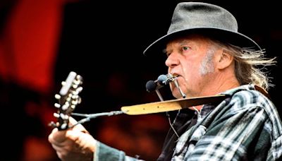 Neil Young canceló su gira con Crazy Horse por problemas de salud