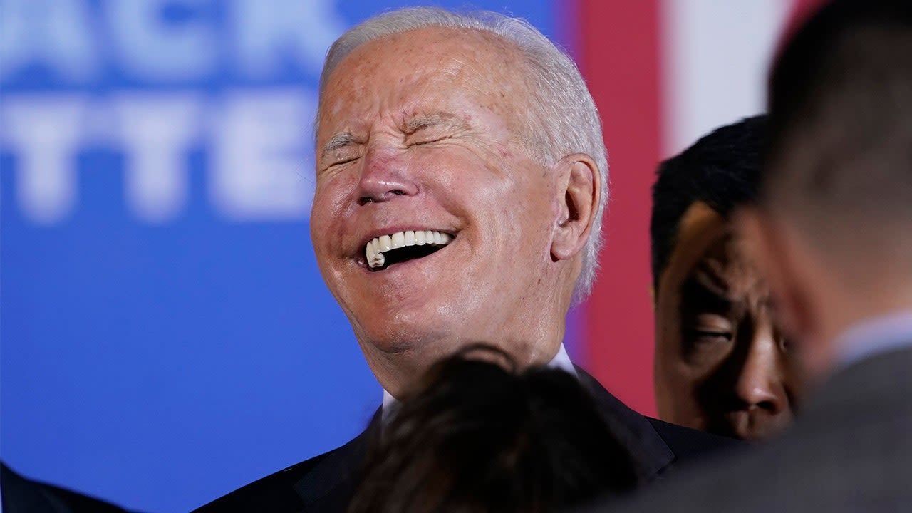 Stand-up comic ruthlessly mocks Biden staffer in audience: 'What a s--- show of a job you have'