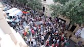 Más de 400 personas se concentran frente al Parlament balear para pedir la dimisión de Le Senne