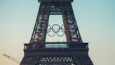 A 50 días de París 2024, instalan los anillos olímpicos gigantes en la Torre Eiffel