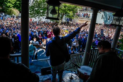 Indie band Guster draws big numbers to Somerville Porchfest - The Boston Globe