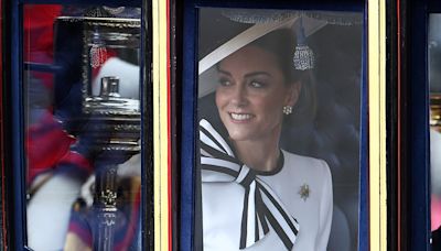 Kate Middleton faz primeira aparição oficial após diagnóstico de câncer; veja