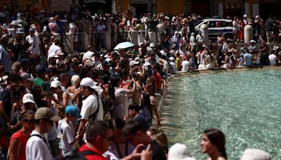 Roma estudia limitar el acceso de turistas a la Fontana de Trevi