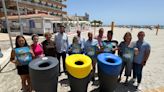 “Aquí no, aquí”, la canción del verano para reciclar en las playas de Santa Pola