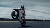 純種賽道怪降世？！KTM 宣告 990 RC R 將於 2025 年第二季正式亮相！