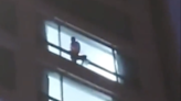 Mujer se lanza desde lo alto de un edificio en la Ciudad de México y el hecho queda captado en vídeo