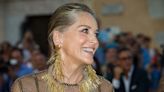 Sharon Stone, 66 ans : entièrement nue sous un long trench léopard, elle laisse très peu de place à l'imagination