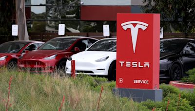 Tesla despide a empleado que dormía en su auto y se duchaba en la fábrica para ser más productivo