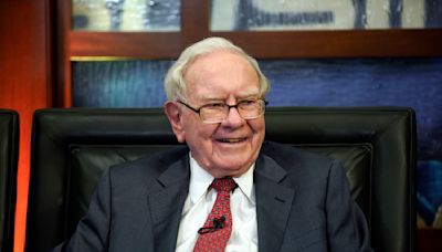 Berkshire Hathaway annual shareholders meeting: Warren Buffett takes stage without Charlie Munger for first time