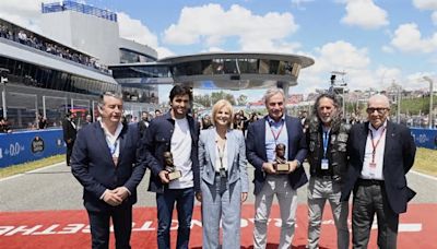 Carlos Sainz y Carlos Sainz Jr reciben en el Circuito su Premio del Motor Ciudad de Jerez