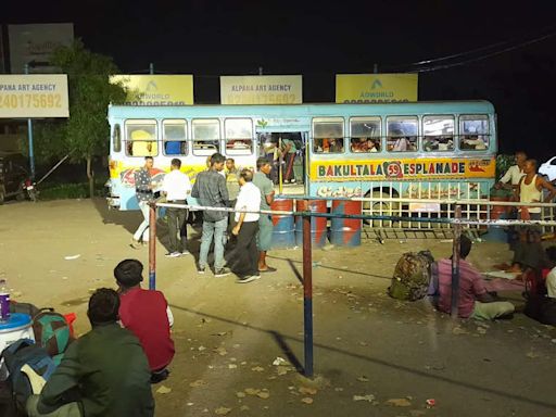 South-Eastern Railway organizes bus trips from Santragachhi to Howrah for stranded passengers | Kolkata News - Times of India