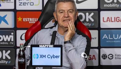 Jugadores del Mallorca despiden a Javier Aguirre con aplausos