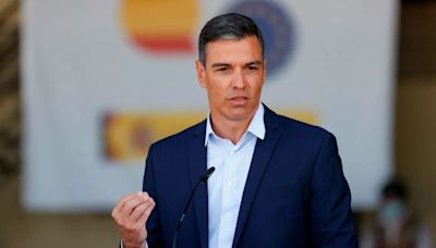 Un grupo de manifestantes vuelve a concentrarse contra Pedro Sánchez en la sede del PSOE en la calle Ferraz