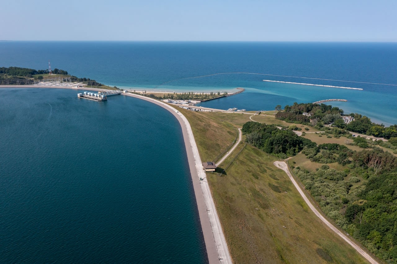 Could a power line connecting Michigan and Wisconsin below Lake Michigan be a clean energy solution?