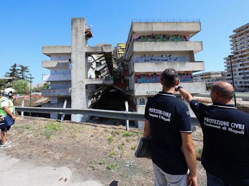 Walkway collapse kills two on infamous Naples estate