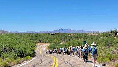 'Caminata del migrante' avanza en la frontera de EE.UU y México en tributo a los muertos