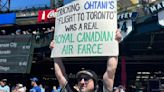 Mariners fan trolling Blue Jays with several hilarious signs | Offside