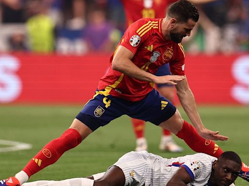 Spain defender Nacho SHOVES Randal Kolo Muani's head into the ground