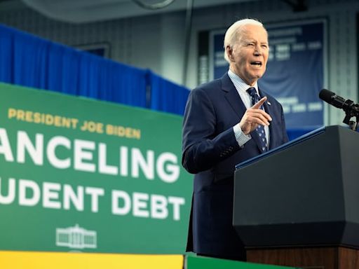 Court blocks Biden administration student loan plan