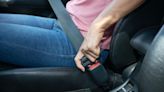 Cómo colocarse bien el cinturón de seguridad: lo que necesitas saber para evitar lesiones en el coche