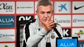 Javier Aguirre es recibido entre aplausos por sus jugadores en plena conferencia de prensa