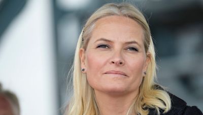 Polémica por la visita de Mette-Marit de Noruega a la mujer víctima de la presunta agresión de su hijo Marius