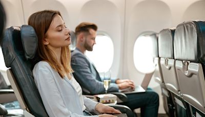 女客機上用「這舒服睡姿」 專家批愚蠢：雙腿恐骨折 - 國際
