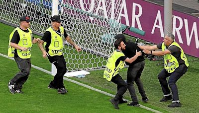 Cuatro espontáneos salen para saludar a Ronaldo