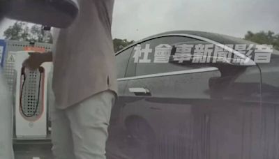 男子服務區汽車充電想插隊被拒 竟強行拔掉裝置GG了