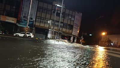 台中海線慘泡水！沙鹿超商淹成「水上門市」 馬路竟沖出小瀑布｜壹蘋新聞網