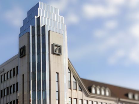 Deutsche Bank halts buyback plan as H1 profits sink